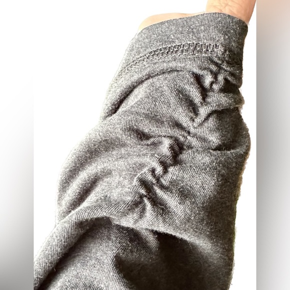 Large Puma athletic hoodie with a kangaroo pocket, ruching detail on the wrist - Picture 5 of 8